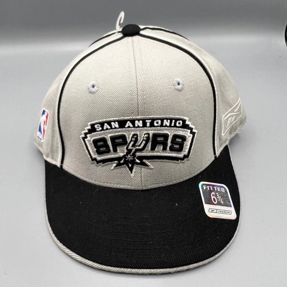 San Antonio Spurs шляпа ребенка мальчиков 6 3/4 серый черный Reebok NBA резинке крышка новый - Изображение 1 из 4