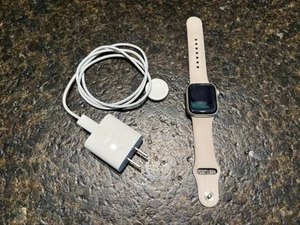 Apple Watch Series 7 41mm Aluminum Case with Sport Band - Starlight, Regular... - Photo 1 sur 3