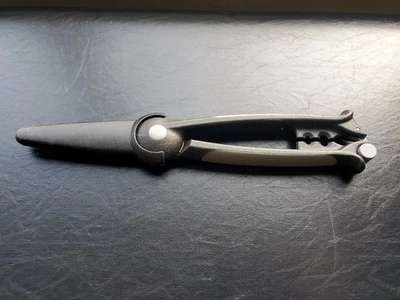 Pampered Chef Kitchen Shears Scissors Black Sharp VHTF pre-owned - Image 1 of 4