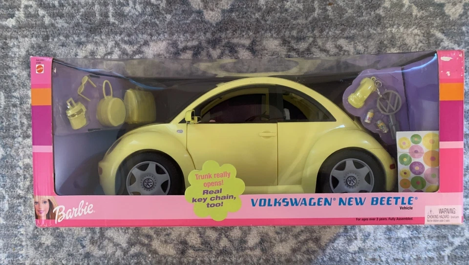 Vehículo Volkswagen Beetle 2000 Mattel Barbie amarillo #27589 con llavero equipaje Foto 1 de 4