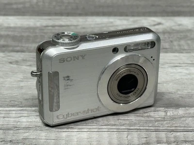 Sony Cyber-Shot DSC-S700 7.2MP Digital Camera Silver Powers On No Screen - Image 1 of 4