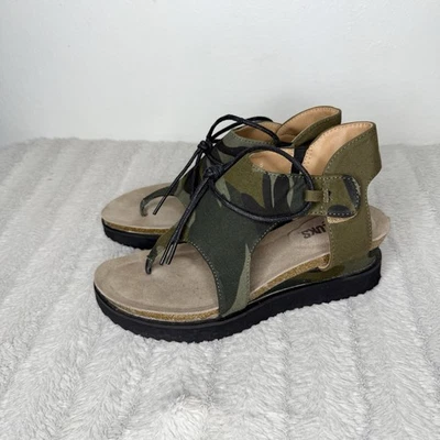 Sandalias de cuña Muk Luks Pitch Solo camufladas para mujer 8 corbatas camuflaje verde tanga zapatos Foto 1 de 4