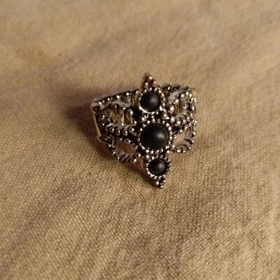 Anel elástico de metal tom prata, 3 pedras pretas, tamanho único serve para a maioria - Imagem 1 de 4