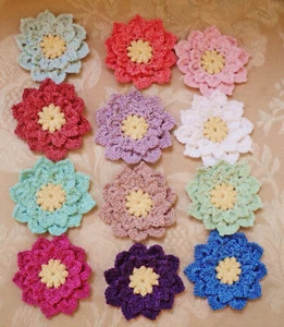 Neu gehäkelt 12 mehrfarbig ca. 2,25 Zoll 2 abgestufte Blumen-Applikationen - Bild 1 von 3