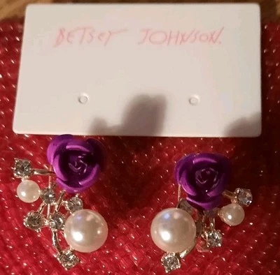 Aretes Betsey Johnson rosa púrpura con diamantes de imitación y perlas de imitación Foto 1 de 3