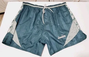 Pantalones Cortos De Colección Años 90 Diadora Satinado Nylon Rayas Fútbol Gimnasio Para Hombres MEDIANOS Verde - Imagen 1 de 4