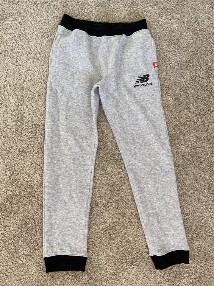 Chicos New Balance Joggers Gris Con Borde Negro Talla Mediana 10-12 Foto 1 de 4
