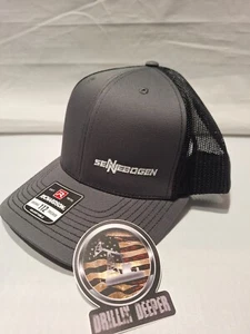 Seltene Sennebogen schwarze Richardson Mütze & Aufkleber Ölfeld Baukran P247 - Bild 1 von 4