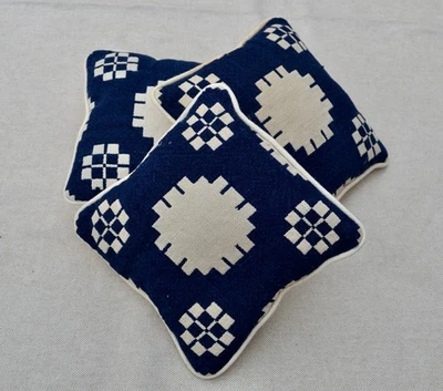 Juego de 3 almohadas azules y blancas hechas con tela de cobertor antigua Foto 1 de 4