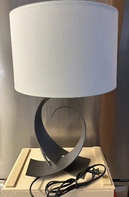 Lámpara de mesa Hubbardton Forge Fullered Impressions Foto 1 de 4