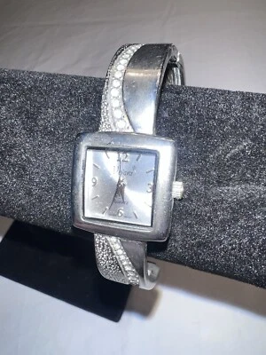 Vivani Ladies Watch Tested & Needs New Battery Bangle Bracelet Silver Quartz - Image 1 of 4