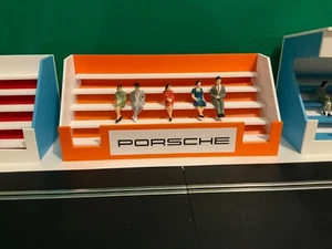 1:32 Scale Porsche Grandstand & 5 seated figures Scalextric Carrera SCX Building - Picture 1 of 3