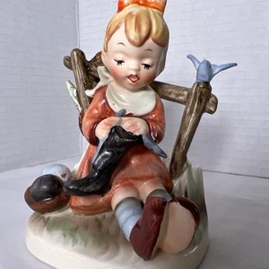 Estatuilla vintage Erich Stauffer niña tejiendo Bluebird 7961 flechas cruzadas - Imagen 1 de 8