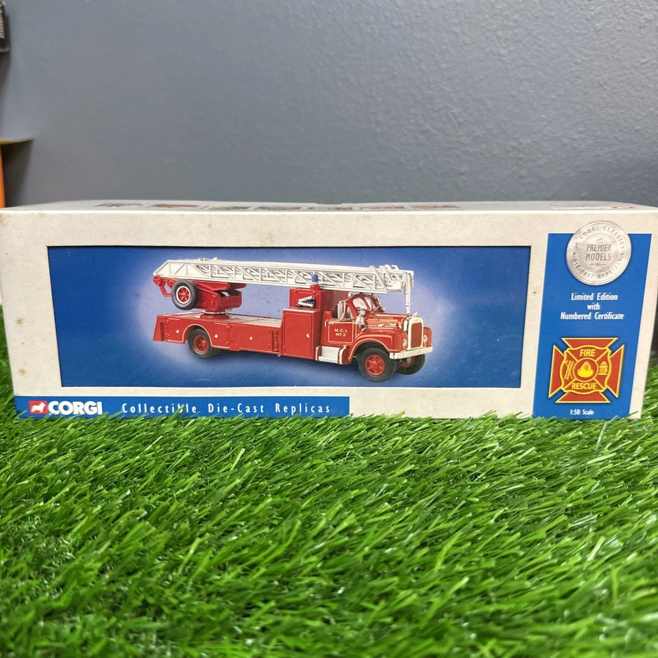 Corgi 53001 Mack B Series Rear Mount Ladder Milwaukee LT Ed No 1027