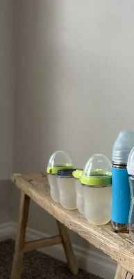 Variedad de biberones: biberones Comotomo, etc. Foto 1 de 2