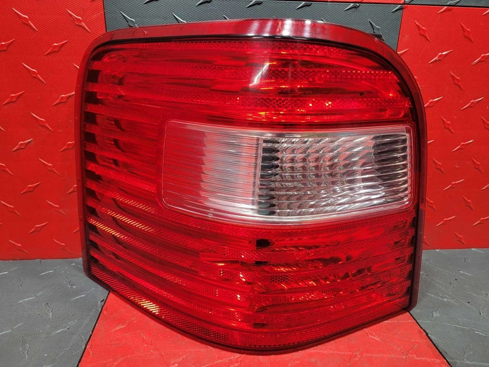 Conjunto de luces traseras para conductor Ford Freestyle (LH) 2005-07 Foto 1 de 4