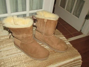 Ugg Big Girl Kids style 3280K fiocco corto alla caviglia Bailey taglia 4 - Foto 1 di 9