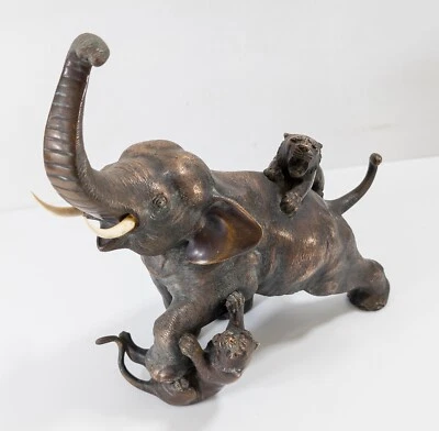 Antiguo grupo japonés Okimono de bronce de elefantes y tigres Foto 1 de 4