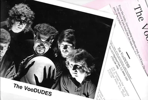 The VooDUDES - 1998 Vintage Band Press Kit w 4 pp Bio, s/w 8x10, & Cover Letter - Bild 1 von 4