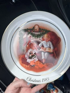 Avon Christmas 1983 Collectible Dinner Plate 9 in - Picture 1 of 6