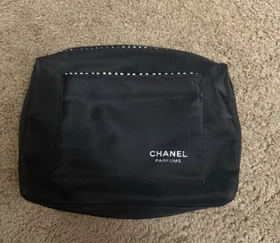 Bolsa de cosméticos Chanel Parfums negra Foto 1 de 3
