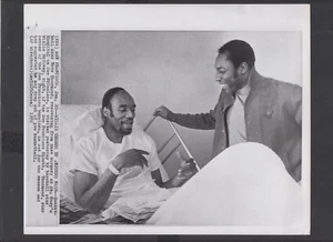 1970 San Francisco Giants Willie McCovey visita Nate Thurmond in ospedale foto - Foto 1 di 2