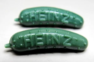 2 Vintage 60er Jahre grüne Kunststoff HEINZ PICKLE Werbe Werbung Pins - Bild 1 von 2
