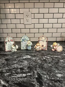 4 Stück Enesco süß wie ein Knopf Engel Figuren Zeichen treuer Gott religiös - Bild 1 von 5