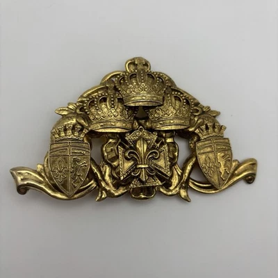 Fivela de cinto tom dourado 3 coroas brasão (Fluer De Lis, Lion, Libertas) - Imagem 1 de 4