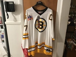 MITCHELL & NESS BOSTON BRUINS M RAY BOURQUE BLUE LINE JERSEY $ 200 EINZELHANDEL WEISS - Bild 1 von 4