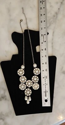 Ожерелье с белым цветком люцита ретро со стразами - Изображение 1 из 2