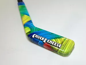 Chuck E Cheese Mini Hockeyschläger 20" blau Kunststoffschaum Preis Spielzeug Souvenir Arcade - Bild 1 von 6