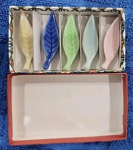 Poggia bacchette. Set 5 fogli a forma di scatola originale. Ceramica. - Foto 1 di 4