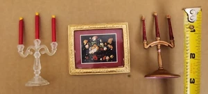 Zwei Kandelaber + 1 gerahmtes Gemälde Mini Maßstab 1/6 für Barbie / 12" Figuren - Bild 1 von 2