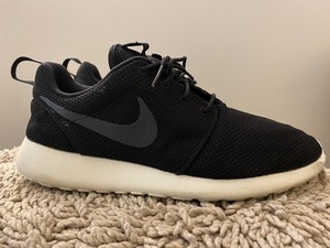 nike roshe black and white