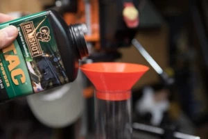 Embudo de recarga de polvo - Compatible con tubos de lanzamiento de polvo Hornady - Imagen 1 de 2