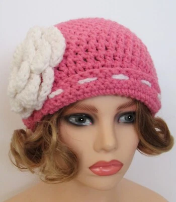 SOMBRERO CLOCHE GORRA QUIMIO ROSA BLANCO HECHO A MANO CROCHET ACRÍLICO SIN ALA FLOR GRANDE Foto 1 de 4