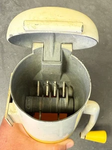 VINTAGE DAZEY CORP MODELL 160 - RETRO TRIPLE ICE/NUT CHOPPER GELB - Bild 1 von 7