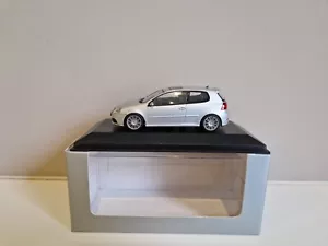 Minichamps 1/43 Volkswagen VW Golf R32 - Argento - 2005 Dealer Edition - Foto 1 di 8