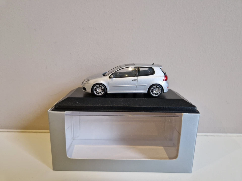 Minichamps 1/43 Volkswagen VW Golf R32 - Argento - 2005 Dealer Edition - Immagine 1 di 4