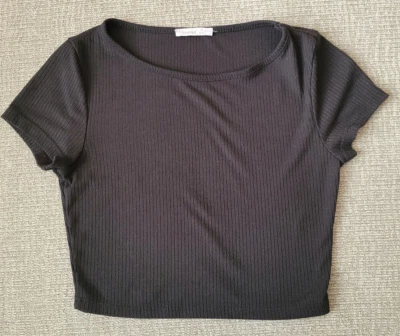 Camiseta Timing preta com nervuras curta elástica manga crop top tamanho M/XS - Imagem 1 de 3