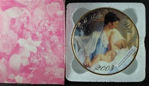 Avon Día de la Madre 2003 sostenido en brazos amorosos recortado en placa de 5" de oro 22k. - Imagen 1 de 2