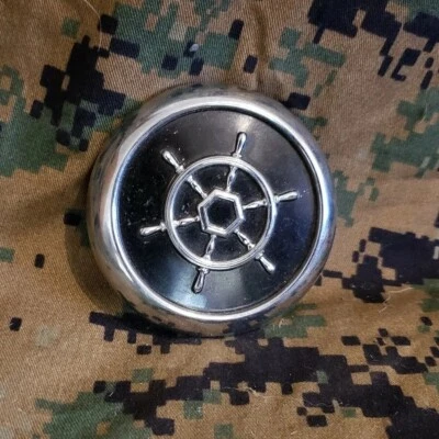 1955 Packard Clipper Assento Frontal Painel Lateral Acabamento Emblema LH ou RH Fabricante de Equipamento Original - Imagem 1 de 4