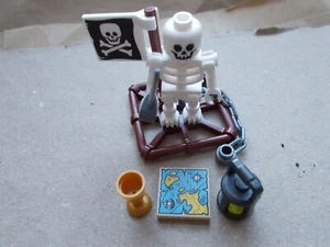 LEGO PIRATENSKELETT ANGEKETTET AN FLOSS LATERNE FLAGGE BESTECK KARTE NEU SCHIFF WRACK - Bild 1 von 4