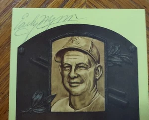 Early Wynn Signed Gold HOF Plaque Postcard Indians Yellow Autograph  1983 - Picture 1 of 2