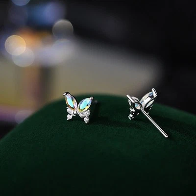 Orecchini a farfalla geometrici con zirconi colorati ideali per uso quotidiano - Immagine 1 di 4