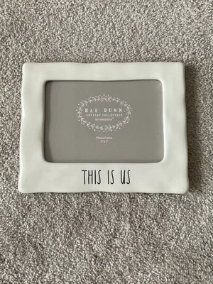 NUEVO marco de fotos Rae Dunn colección artesanal ESTE ES EE. UU. 5”x7” letras blancas negras Foto 1 de 2
