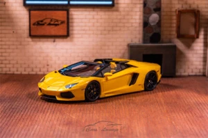 Coche modelo de resina Cars' Lounge 1:64 Aventador Roadster LP-700 - Imagen 1 de 4
