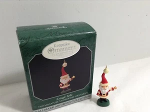 Hallmark KRINGLE BELLS miniatura appartenenza ornamento Babbo Natale 1998 nuovo con scatola - Foto 1 di 2