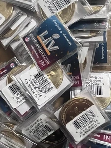 Lote de 100 monedas conmemorativas oficiales de bronce abatibles del Super Bowl 55 de la NFL - Imagen 1 de 11
